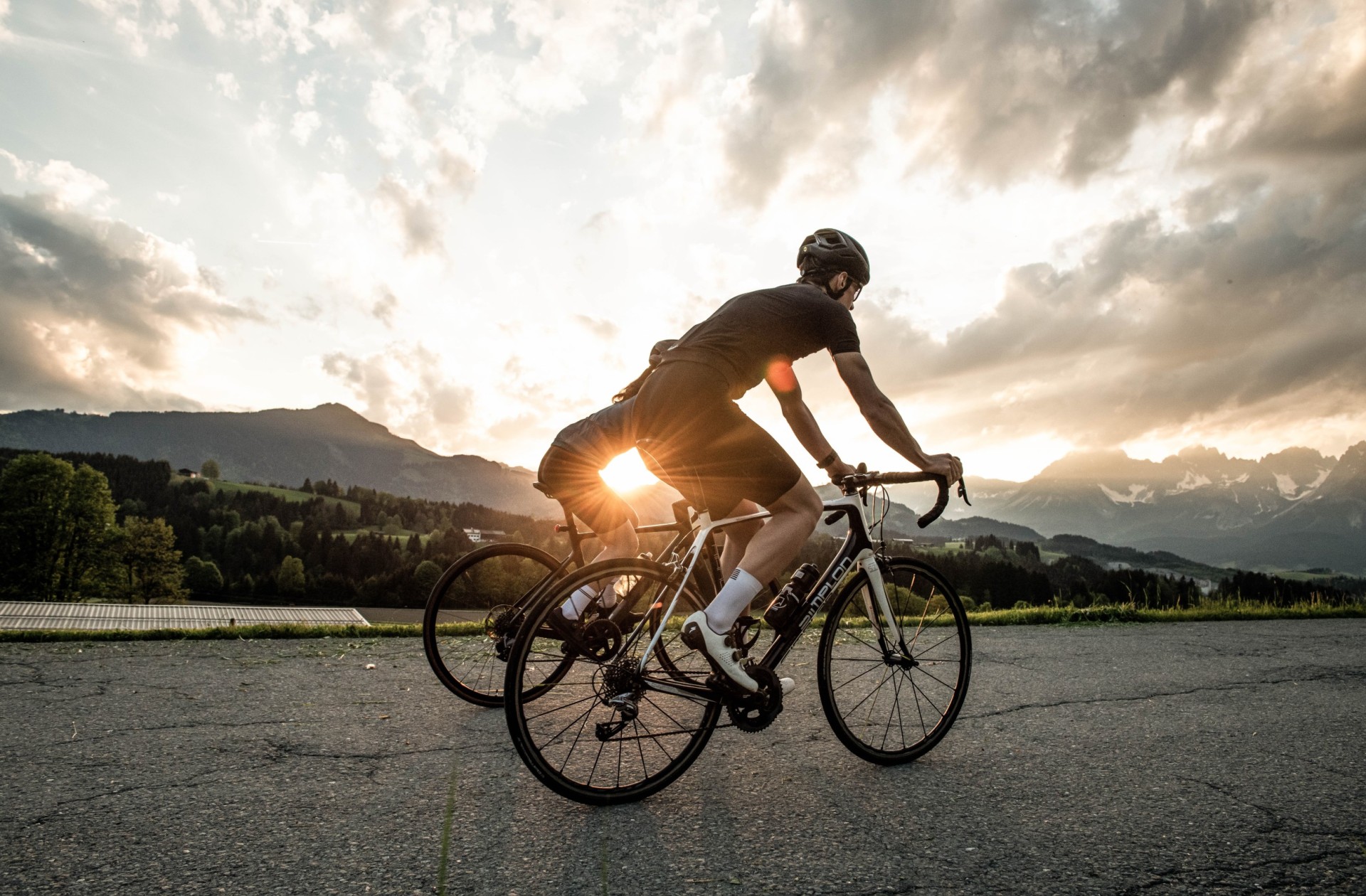 Fahrrad fahren am Fuße der Berge bei wunderschönen Panorama