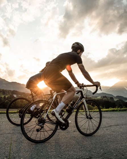 Fahrrad fahren am Fuße der Berge bei wunderschönen Panorama