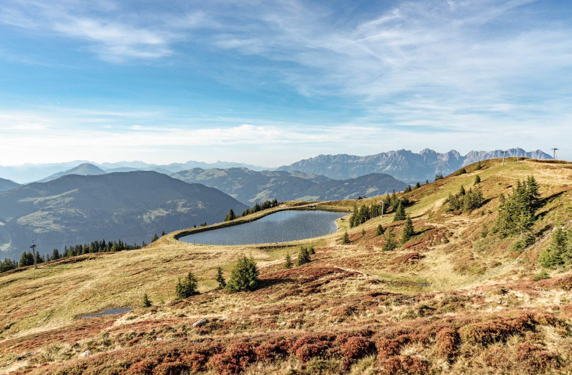 Im Herbst zwischen bunten Blättern die wunderschöne Berglandschaft erkunden