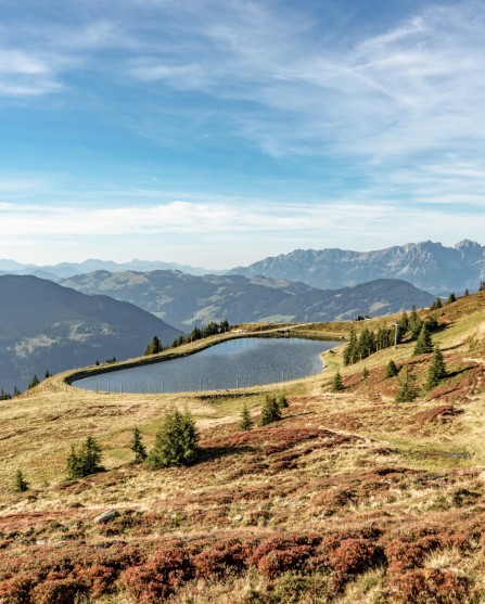 Im Herbst zwischen bunten Blättern die wunderschöne Berglandschaft erkunden