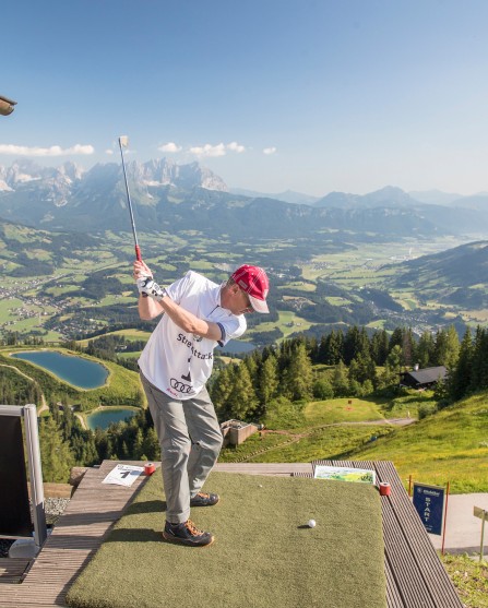 Golfen am Spitze des Berges