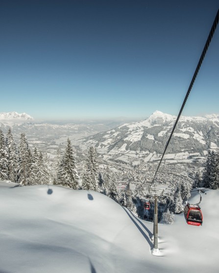 Mit der Gondel rauf auf den Berg und eine große Auswahl an Pisten genießen