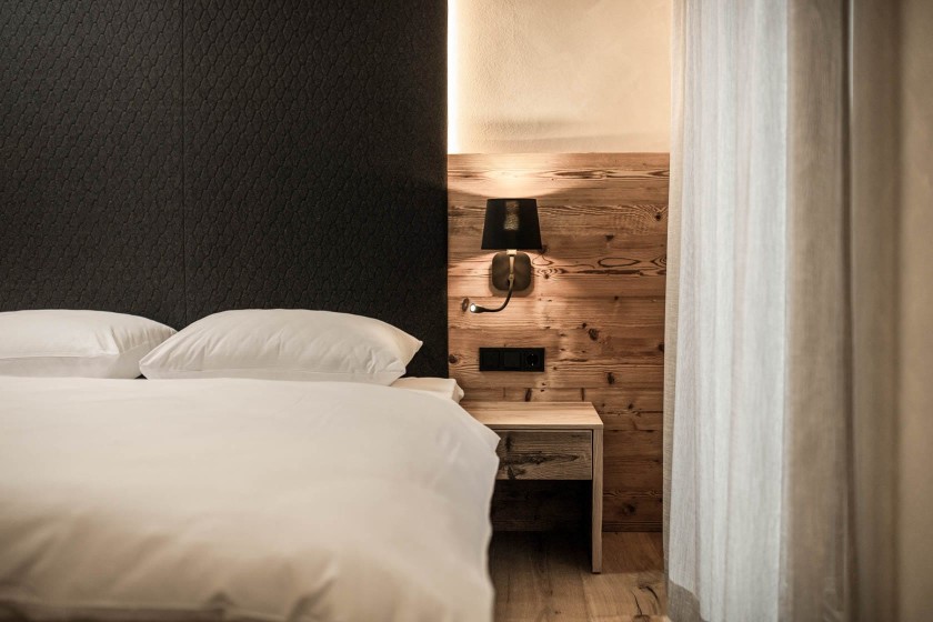 Cosy bedroom, bed, natural tones and wood