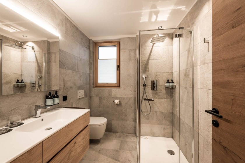 La Monte Apartment S designer bathroom with large washbasin and spacious shower