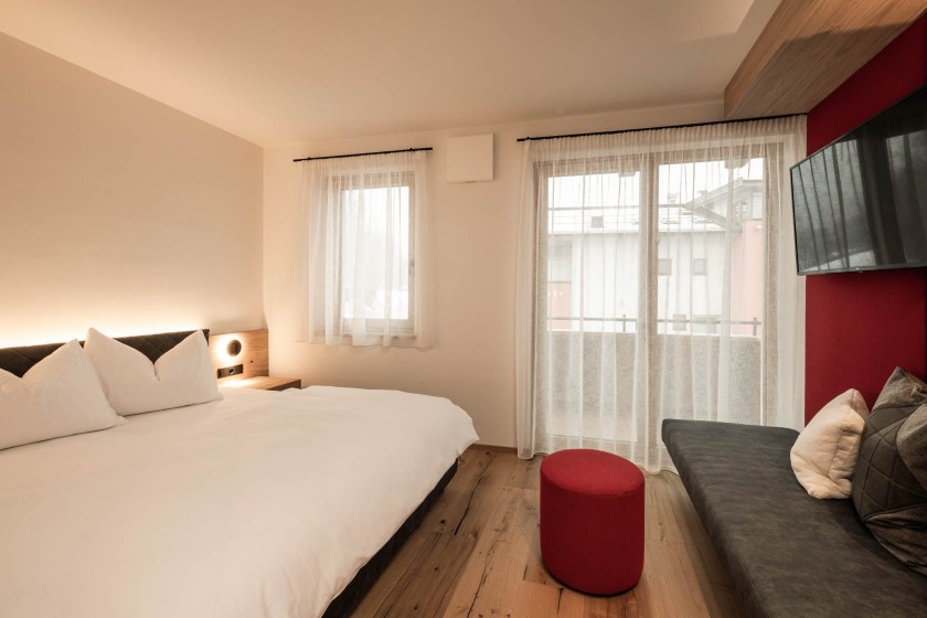 La Monte Apartment S zweites Schlafzimmer mit gemütlichen Sitzelementen und Fernsehrer