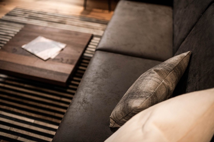 La Monte Apartment S - Moderne Rauleder Designer Couch und Holzcouchtisch