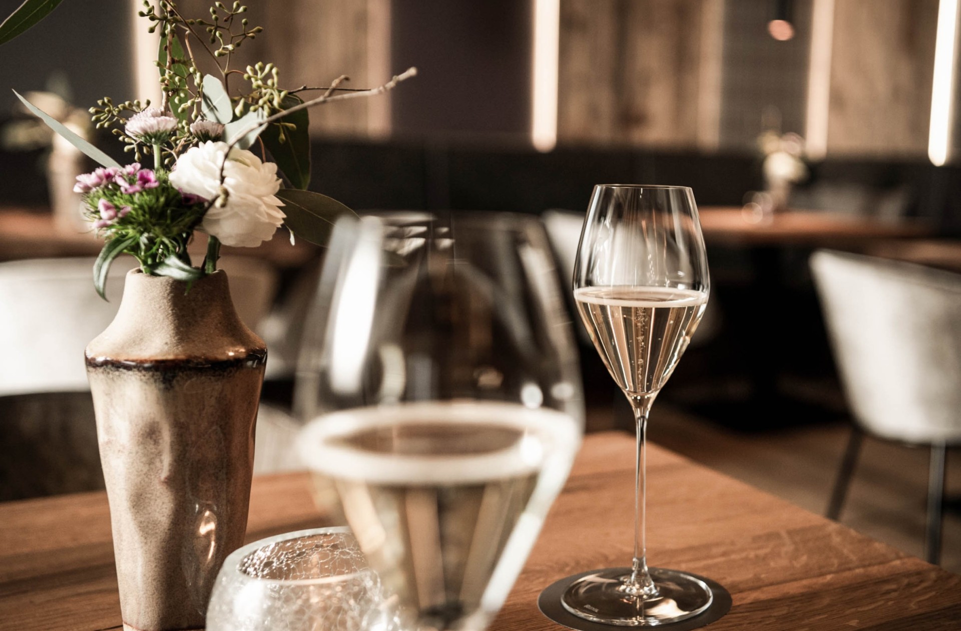 LaMonte - Tisch im modernen Speisesaal mit Champagner