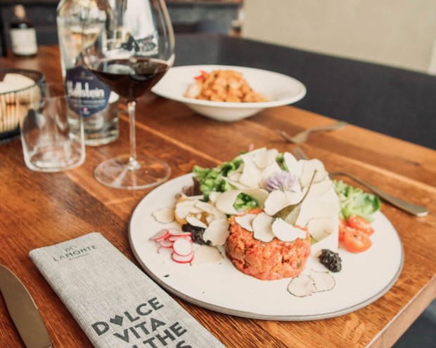 Tischdekoration im La Monte Bistrot – Rindertartar und Rotwein