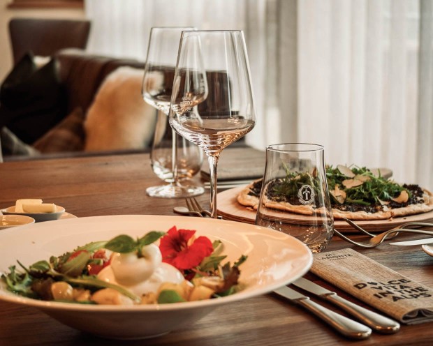 fresh salad and exclusive pizza variation at La Monte Bistrot