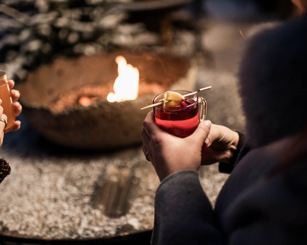 A warm punch in your hands by the fireplace in front of the La Monte Bistrot