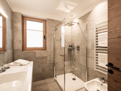 LaMonte Apartment – a modern, bright bathroom