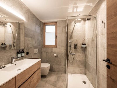 Sapcious and modern bathroom