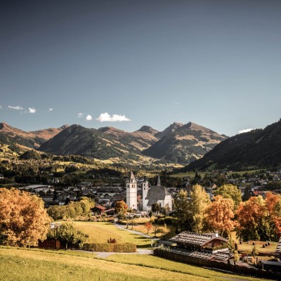 Kitzbühel in autumn surrounded by trees with colourful leaves