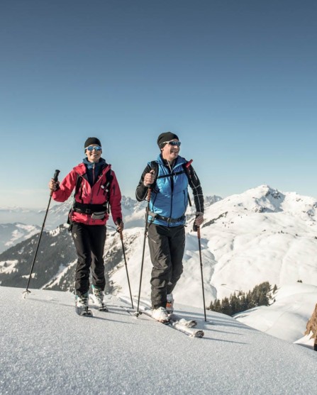 Langlaufen umgeben von verschneiten Berglandschaften
