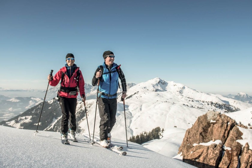 Langlaufen umgeben von verschneiten Berglandschaften