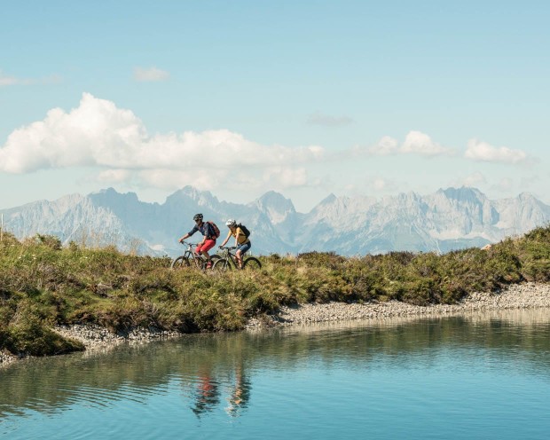 Cycling between impressive mountain panoramas and lakes