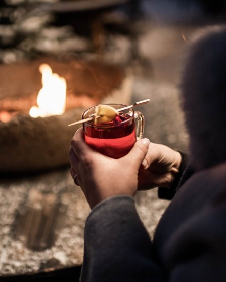 Vorweihnachtszeit bei Lagerfeuer und einem heißen Getränk genießen