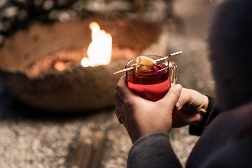 Enjoy the pre-Christmas season by the campfire with a hot drink