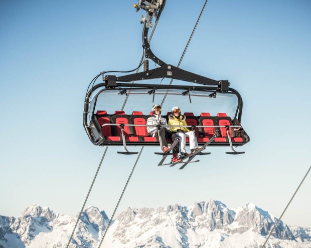 Mit dem Sessellift rauf auf den Berg und auf traumhaften Pisten das Skigebiet erkunden