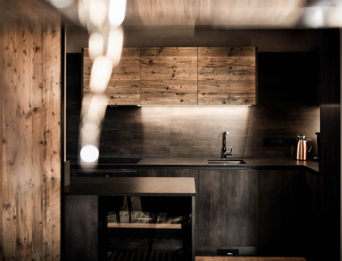 La Monte Luxury Apartments Kitzbühel - moderne Designküche Holzvertäfelt