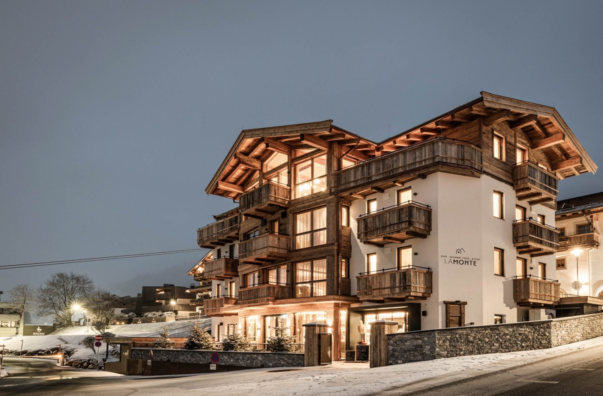La Monte Luxury Apartments und Bistrot - von Außen im Winter, Beleuchtung und edles Design