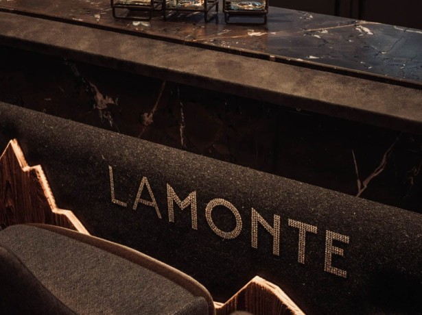 La Monte Luxury Apartments Glitzerlogo an der hauseigenen Bistrot Bar