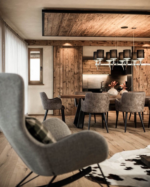 LaMonte - Liebevoll eingerichteter, moderne Wohn- und Essbereich mit Kuhfell