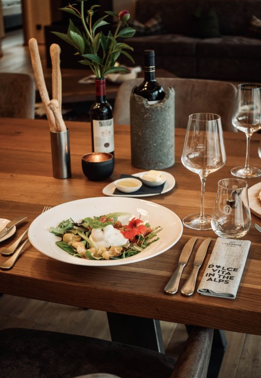 Genießen Sie das Abendessen in unserem moderen Speisesaal