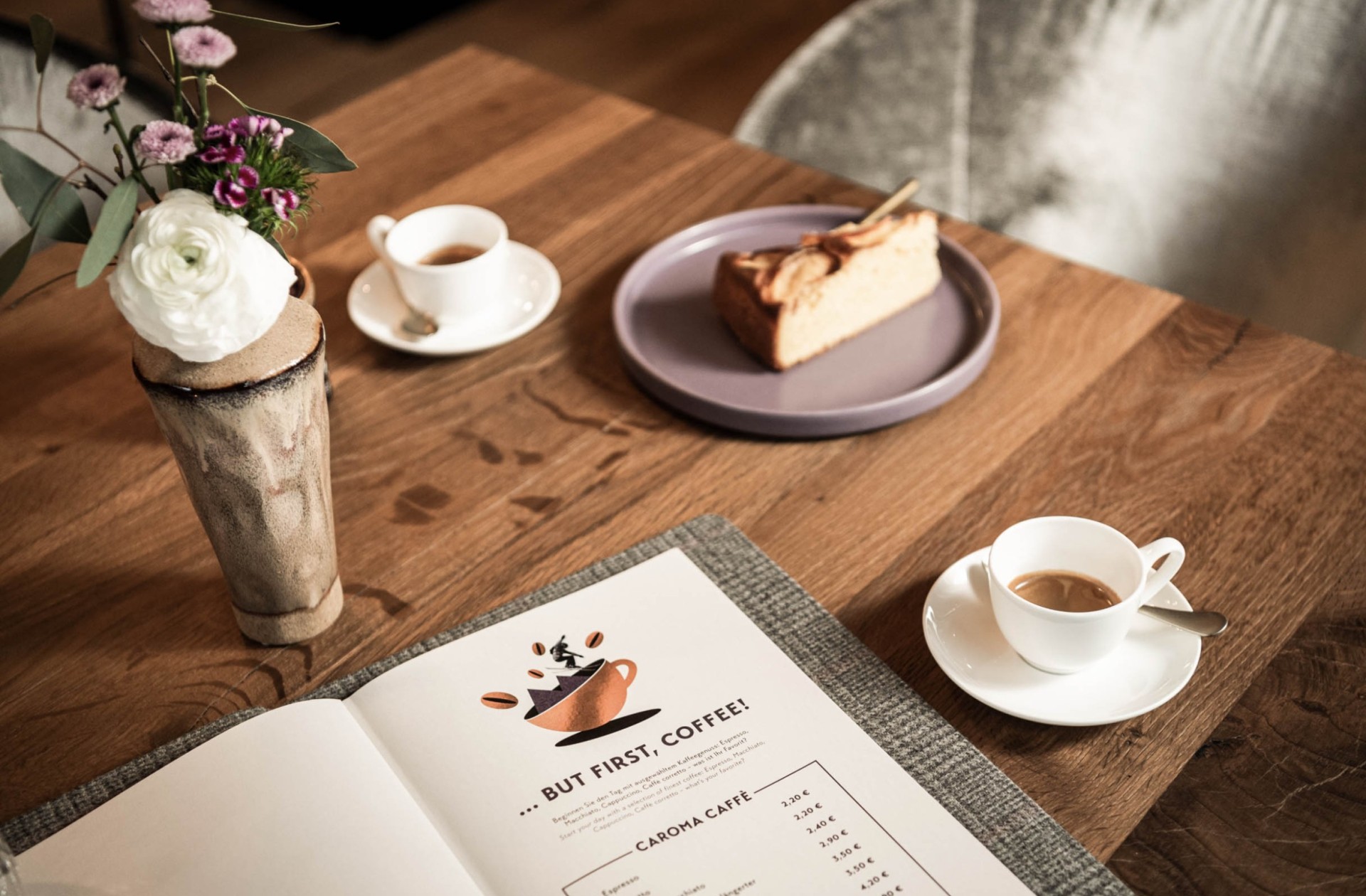 Kaffee und Kuchen im Bistro