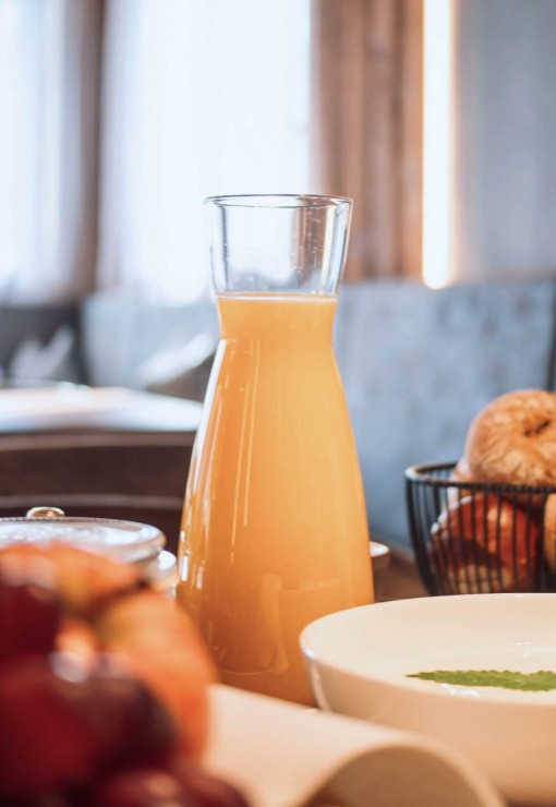 Frühstück mit frischen Brötchen und frisch gepressten Saft