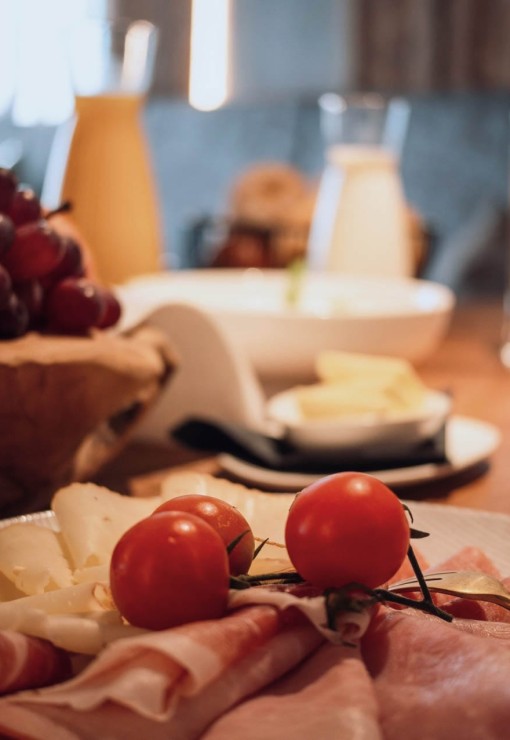 Frühstück mit Käse, Wurst und Gemüse
