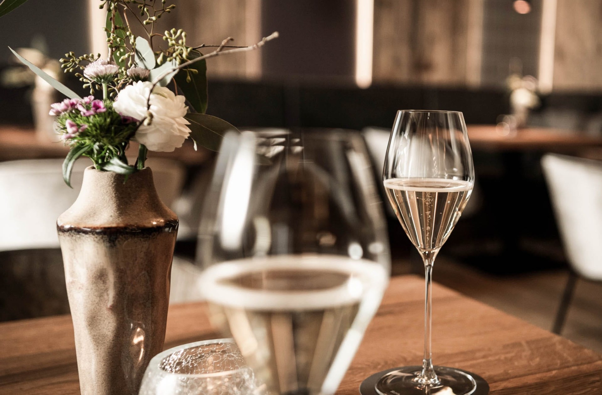 Genießen Sie Champagner beim Abendessen