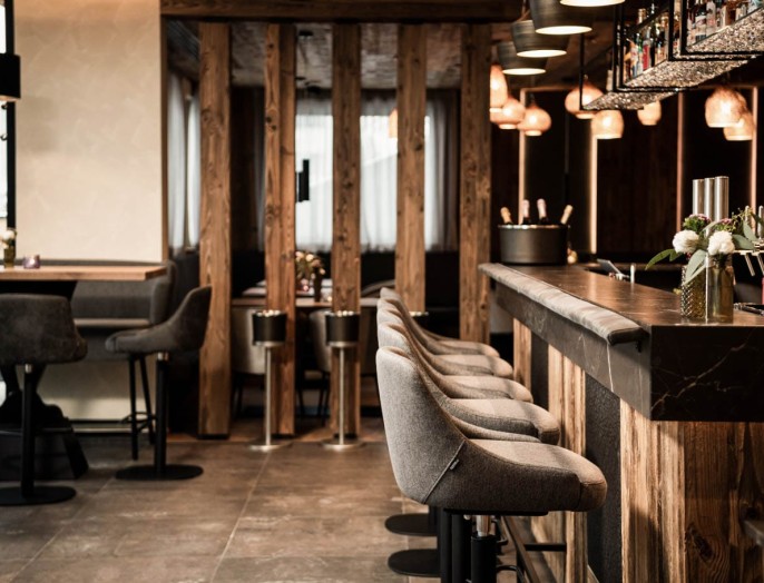 Genießen Sie Cocktails an der Bar