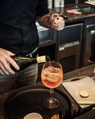 Genießen Sie Cocktails von der Bar