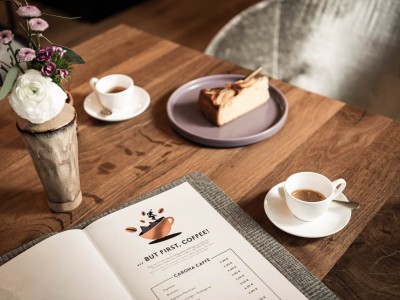 Kaffee und Kuchen im Bistro