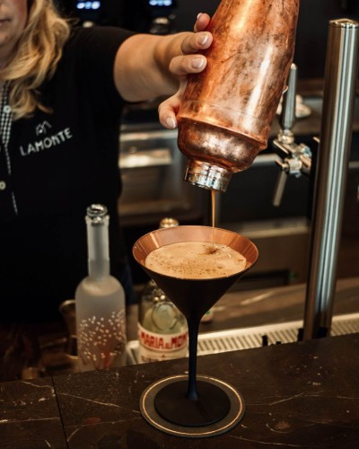 Genießen Sie Cocktails von der Bar