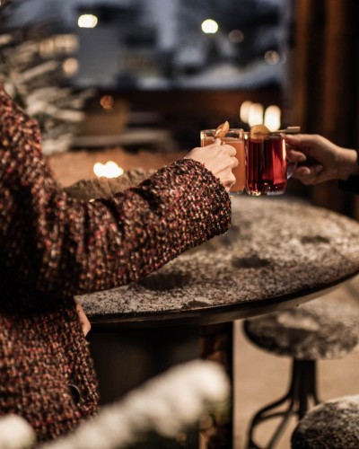 Genießen Sie ein heißes Getränk an verschneiten Abendenden