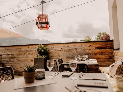 Gedeckter Tisch auf der Terrasse mit Blick auf die Gondel