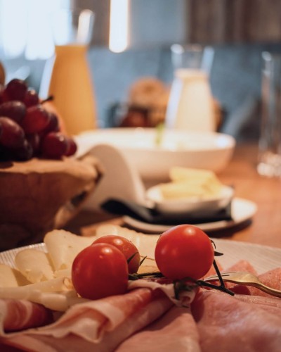 Frühstück mit Käse, Wurst und Gemüse