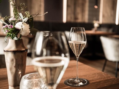 Tisch mit zwei Champagner Gläsern in unserem modernen Speisesaal