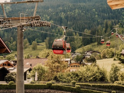 Neben dem Hotel die Gondel zum Berg rauf nehmen