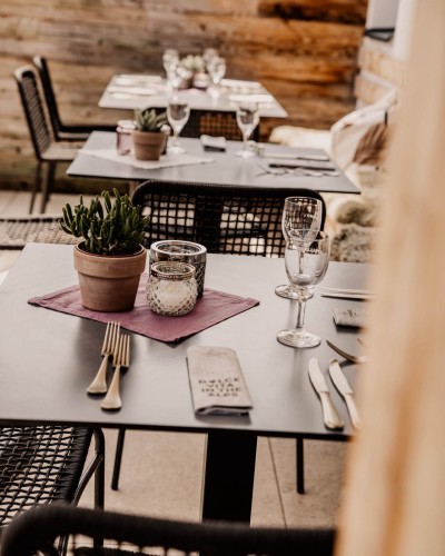 Gedeckter Tisch auf der Terrasse