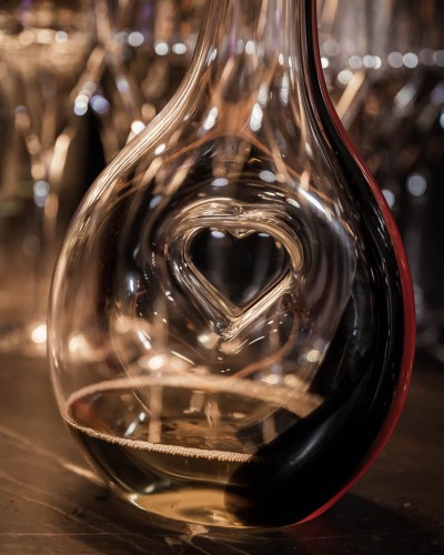 Weißwein in einer Weinkaraffe