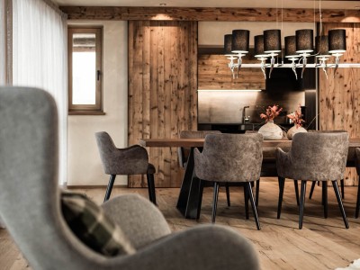 Luxuriöser und liebevoll eingerichteter Wohn- und Essbereich mit Kuhfell im Apartment P