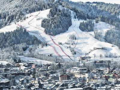 Verschneite Berge in Kitzbühel