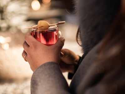 Genießen Sie ein heißes Getränk an verschneiten Winterabendende