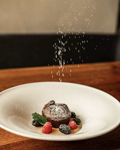 Schokoküchlein mit Früchten und Puderzucker vom Bistro