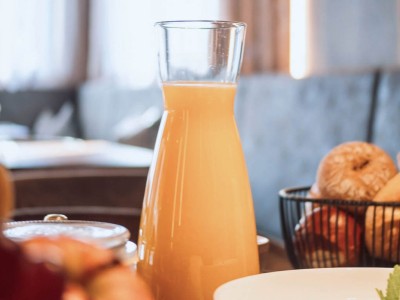 Frühstück mit frischen Brötchen und frisch gepressten Saft