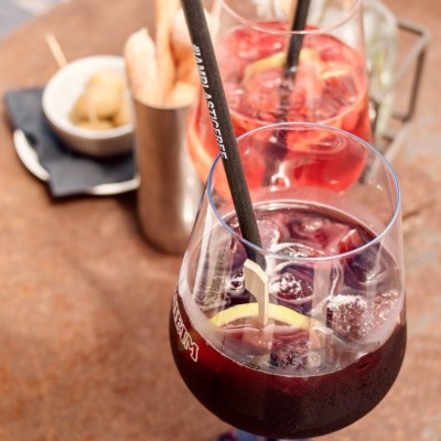 Genießen Sie Cocktails von der Bar