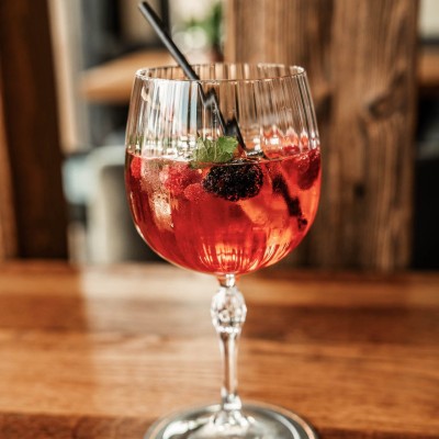 Genießen Sie Cocktails von der Bar